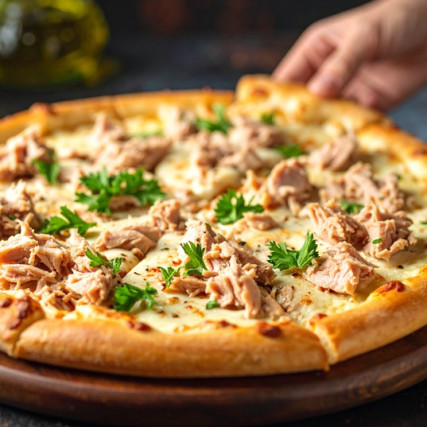 Sýrová pizza s tuňákem a čerstvými bylinkami