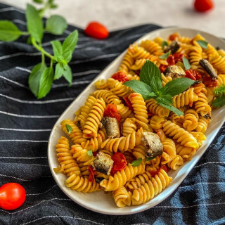 Těstoviny s rajčatovým pyré a šproty