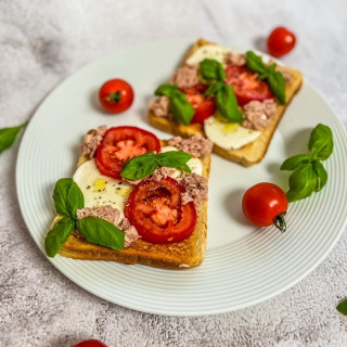 Tousty Caprese s tuňákem