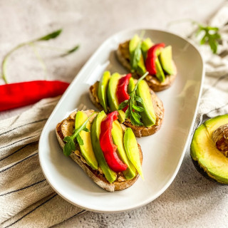 Chlebíček s tuňákovou pomazánkou a avokádem