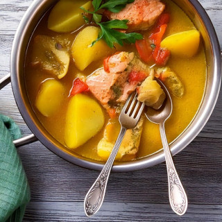 Losos s bramborami a cherry rajčaty